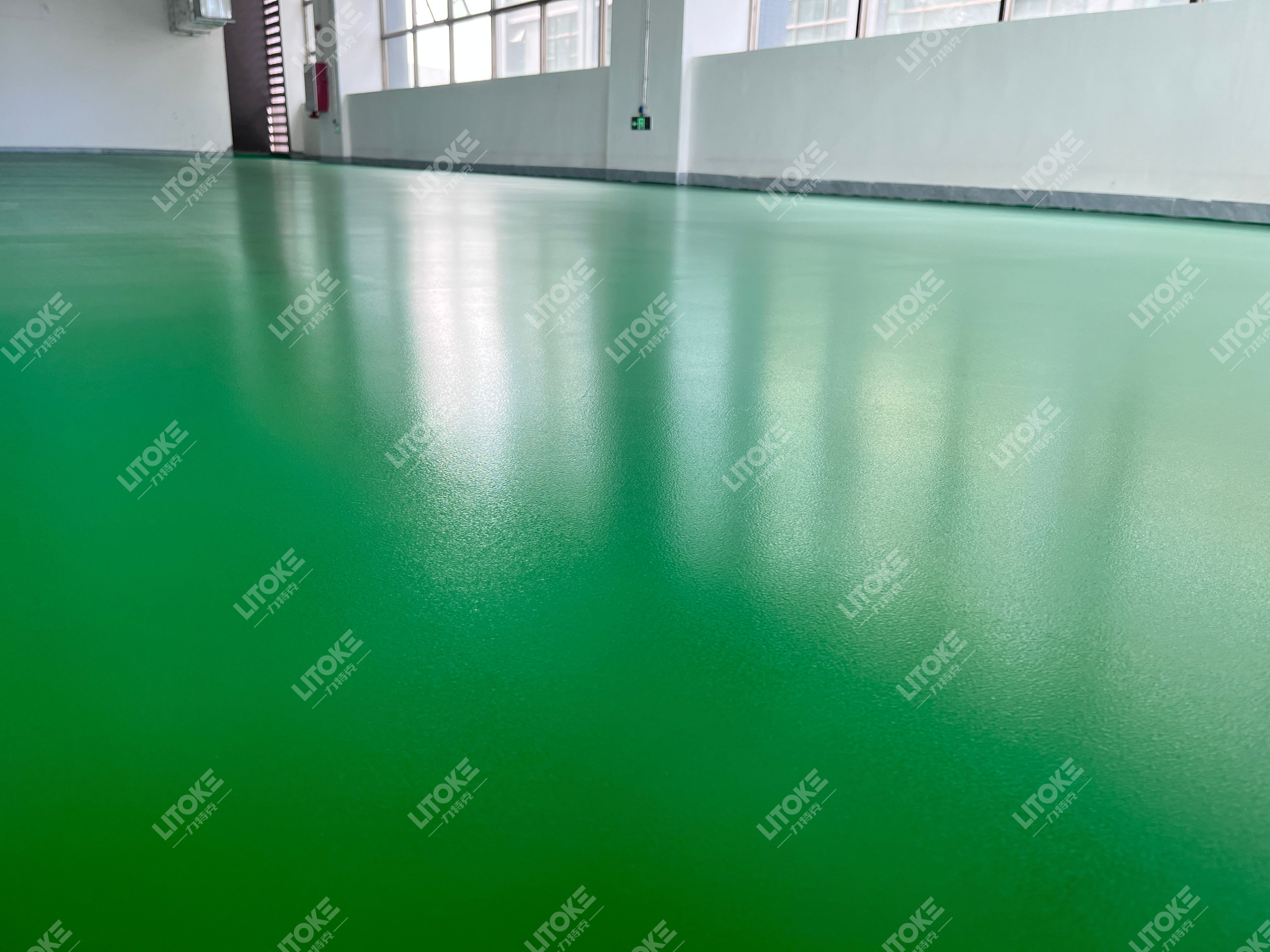 聚氨酯超耐磨VS環氧地坪，工廠車間選哪個更省錢？